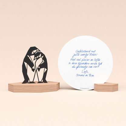 luxe geboortecadeau met pinguins illustratie in houten standaard en ronde wenskaart met geschreven geboorte felicitatie