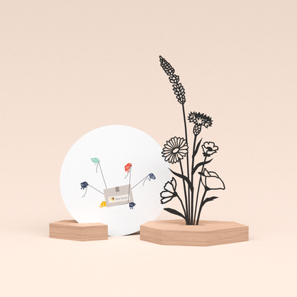 housewarming cadeau met luxe houten kaarthouder met bloemen boeket en ronde nieuwe huis wenskaart