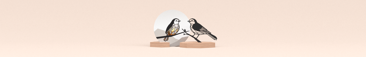 Housewarming of nieuw huis cadeau met matzwarte vogel in houten standaard en luxe ronde wenskaart met vogel met gouden veren