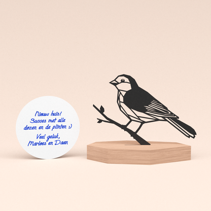 Housewarming cadeau voor nieuw eigen huis - Lieve huismus in houten standaard met klein rond handgeschreven kaartje