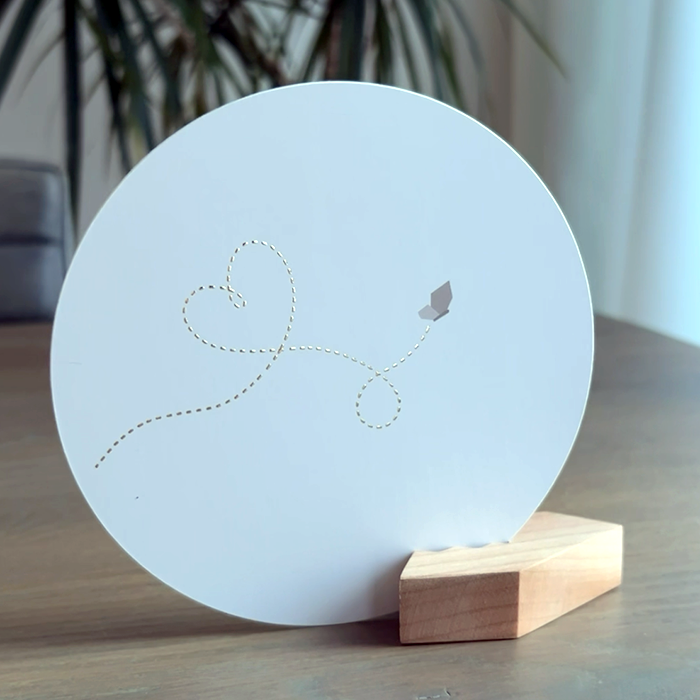 Liefdevolle vlinder kaart met houten kaarthouder