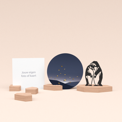 premium wenskaarthouder cadeauset met pinguins illustratie en luxe ronde kaart vallende blaadjes 