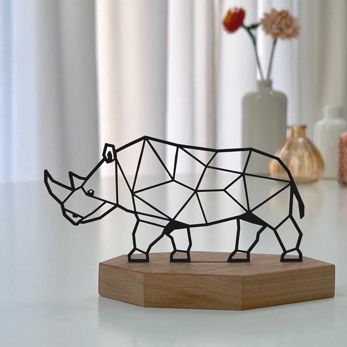 Neushoorn in houten standaard
