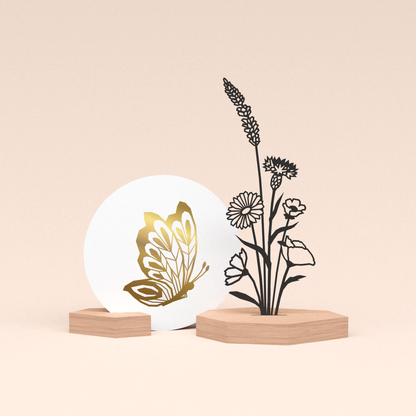 luxe cadeau woondecoratie met bloemenboeket illustratie en ronde wenskaart gouden vlinder 