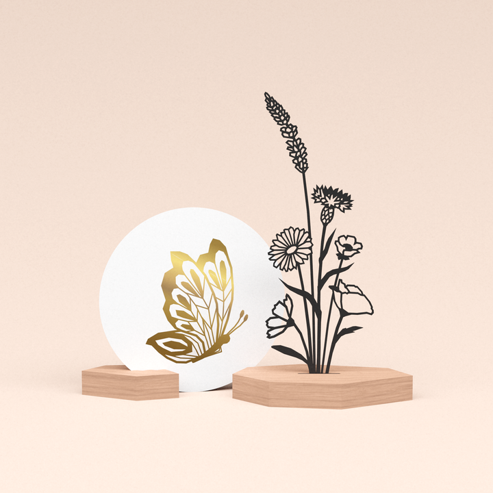 luxe cadeau woondecoratie met bloemenboeket illustratie en ronde wenskaart gouden vlinder 