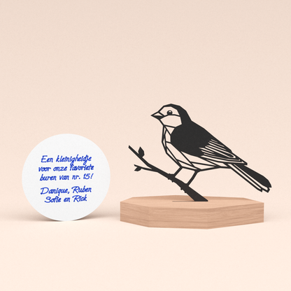 Origineel kleinigheidje - Lief musje op een takje in houten standaard met klein rond handgeschreven kaartje