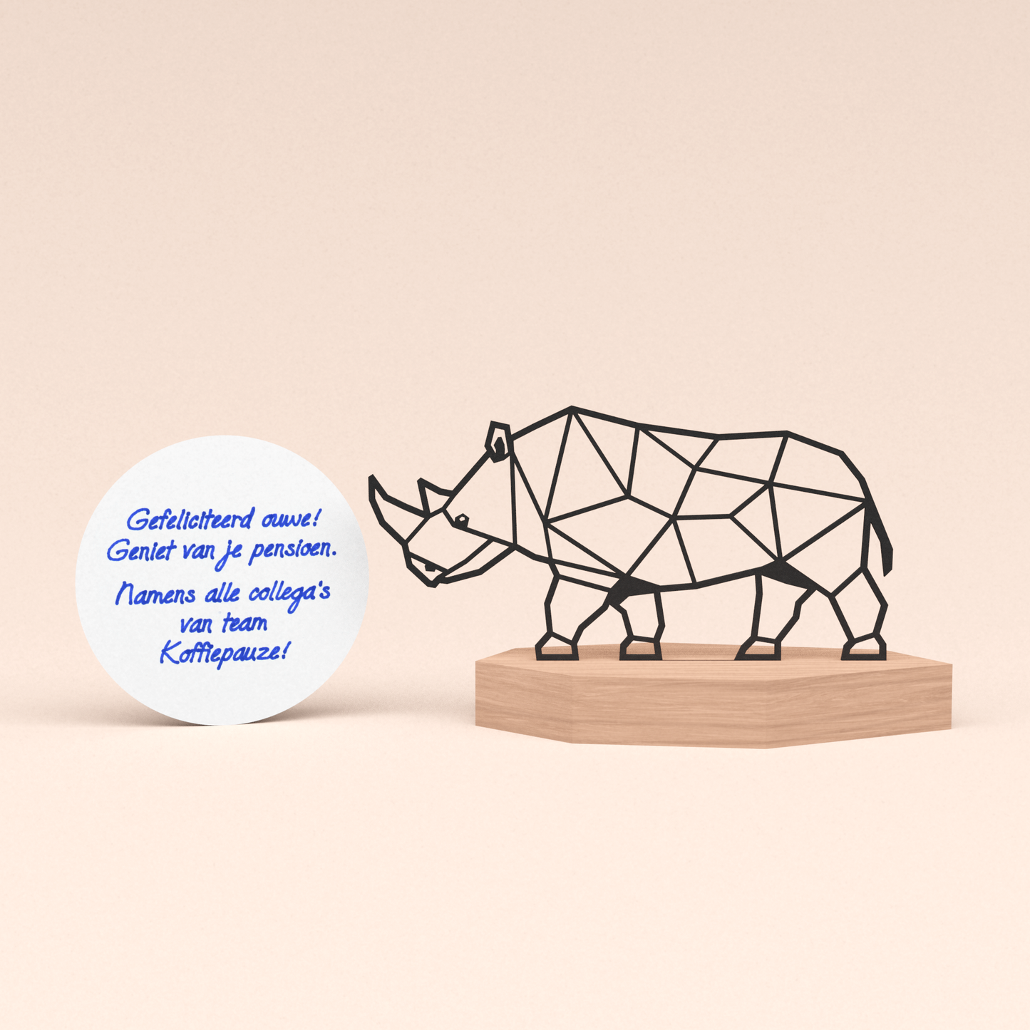 Pensioen cadeau voor collega - Abstracte stoere neushoorn in houten standaard met rond handgeschreven jubileum kaartje