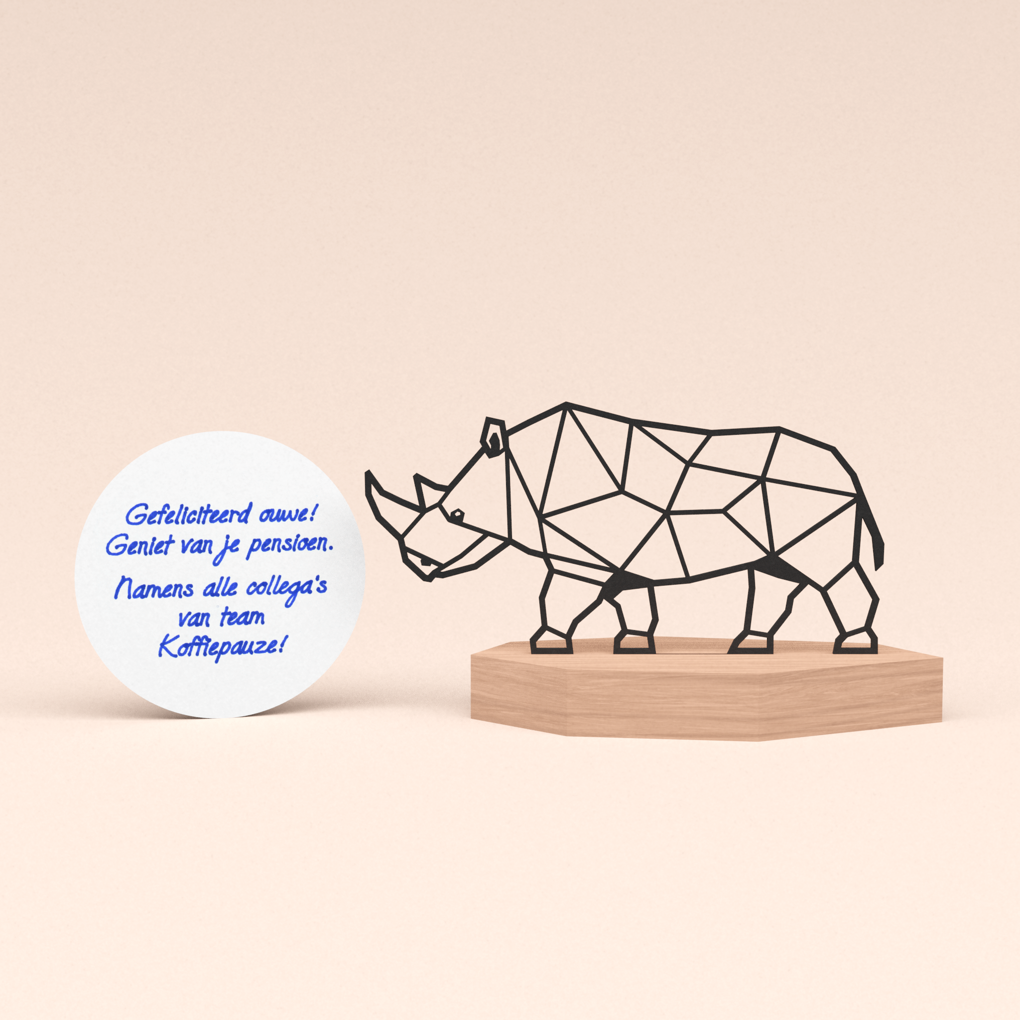 Pensioen cadeau voor collega - Abstracte stoere neushoorn in houten standaard met rond handgeschreven jubileum kaartje