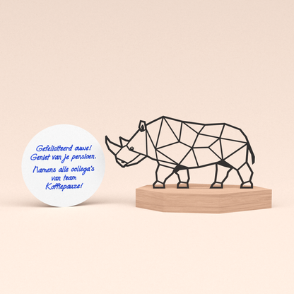 Pensioen cadeau voor collega - Abstracte stoere neushoorn in houten standaard met rond handgeschreven jubileum kaartje