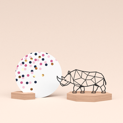 luxe cadeau kaartstandaard met neushoorn illustratie en ronde kaart confetti roze 