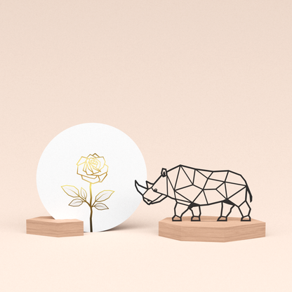 luxe cadeau kaartstandaard met neushoorn illustratie en ronde kaart roos wit 