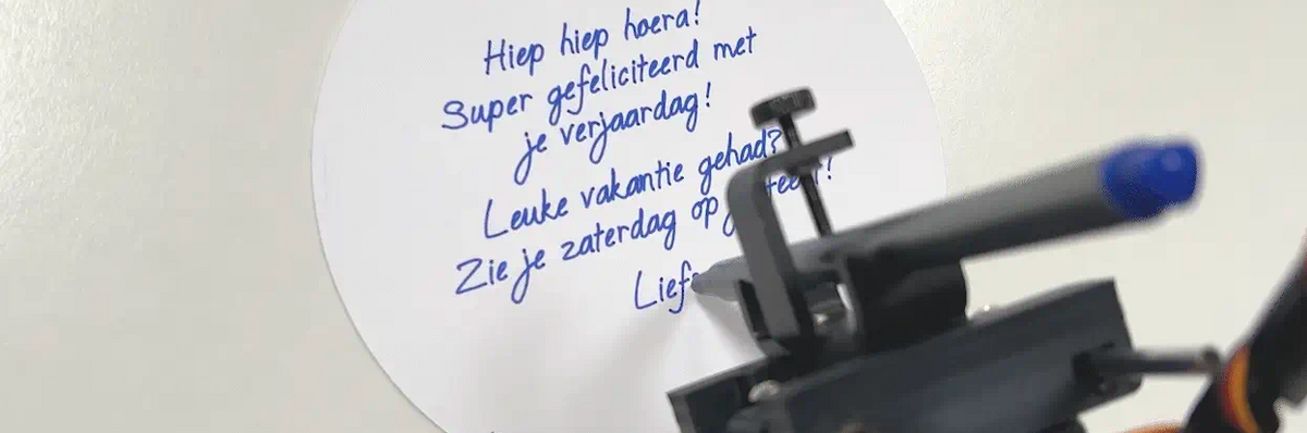 door schrijfrobot niko met pen geschreven persoonlijke tekst op ronde kaart