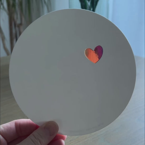 Witte ronde wenskaart met een klein gouden veel liefs hartje | kaart met luxe envelop