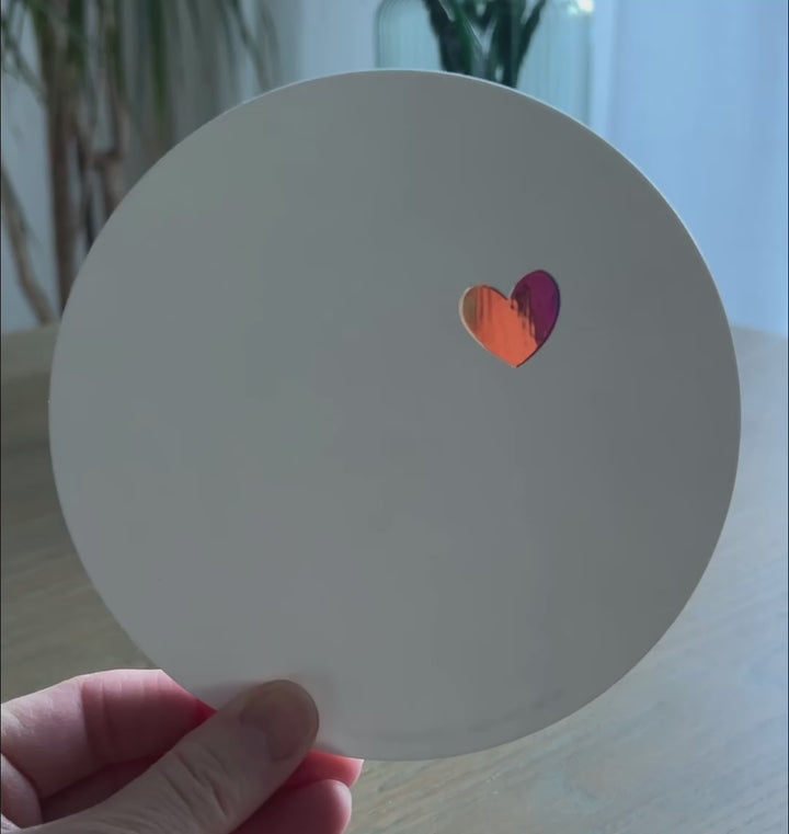 Witte ronde wenskaart met een klein gouden veel liefs hartje | kaart met luxe envelop