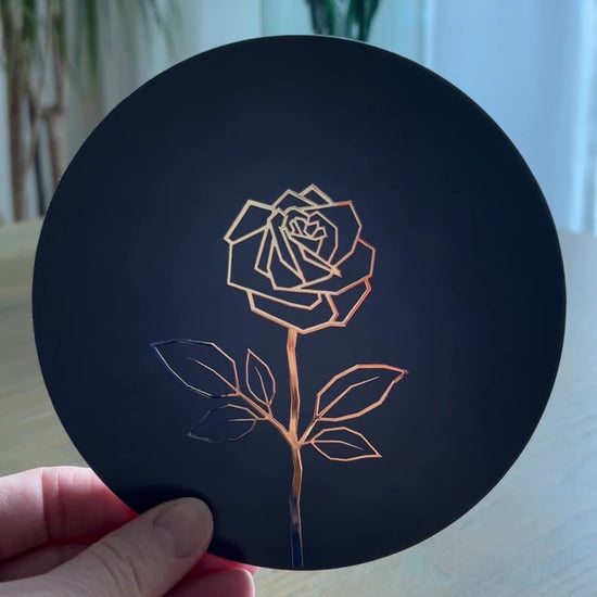 Donkerblauwe ronde wenskaart met een stijlvolle gouden roos | kaart met luxe envelop