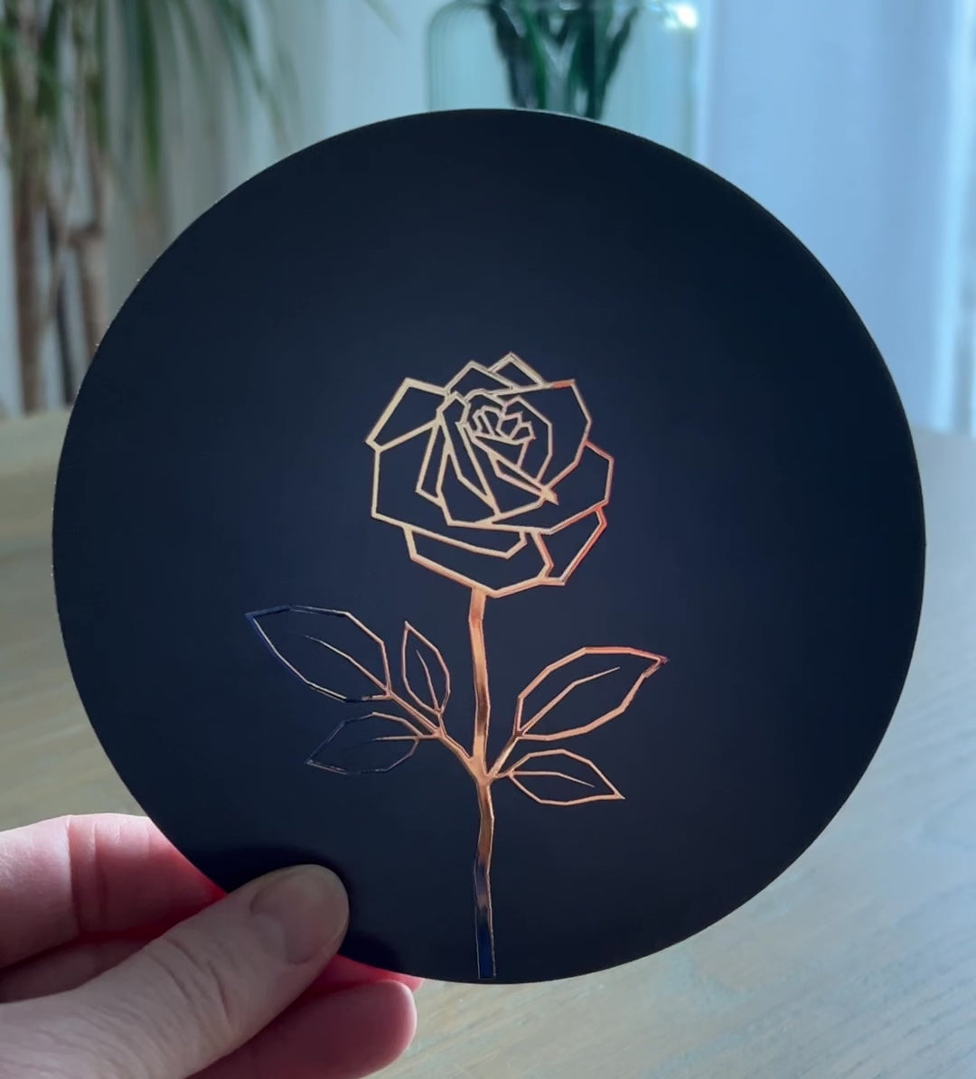 Donkerblauwe ronde wenskaart met een stijlvolle gouden roos | kaart met luxe envelop