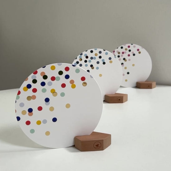 Feestelijke ronde wenskaarten in een houten design blokje met gekeurde en gouden confetti