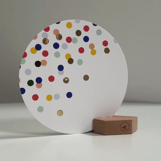 Feestelijke ronde verjaardag kaart in een houten kaarthouder met gekeurde en gouden confetti