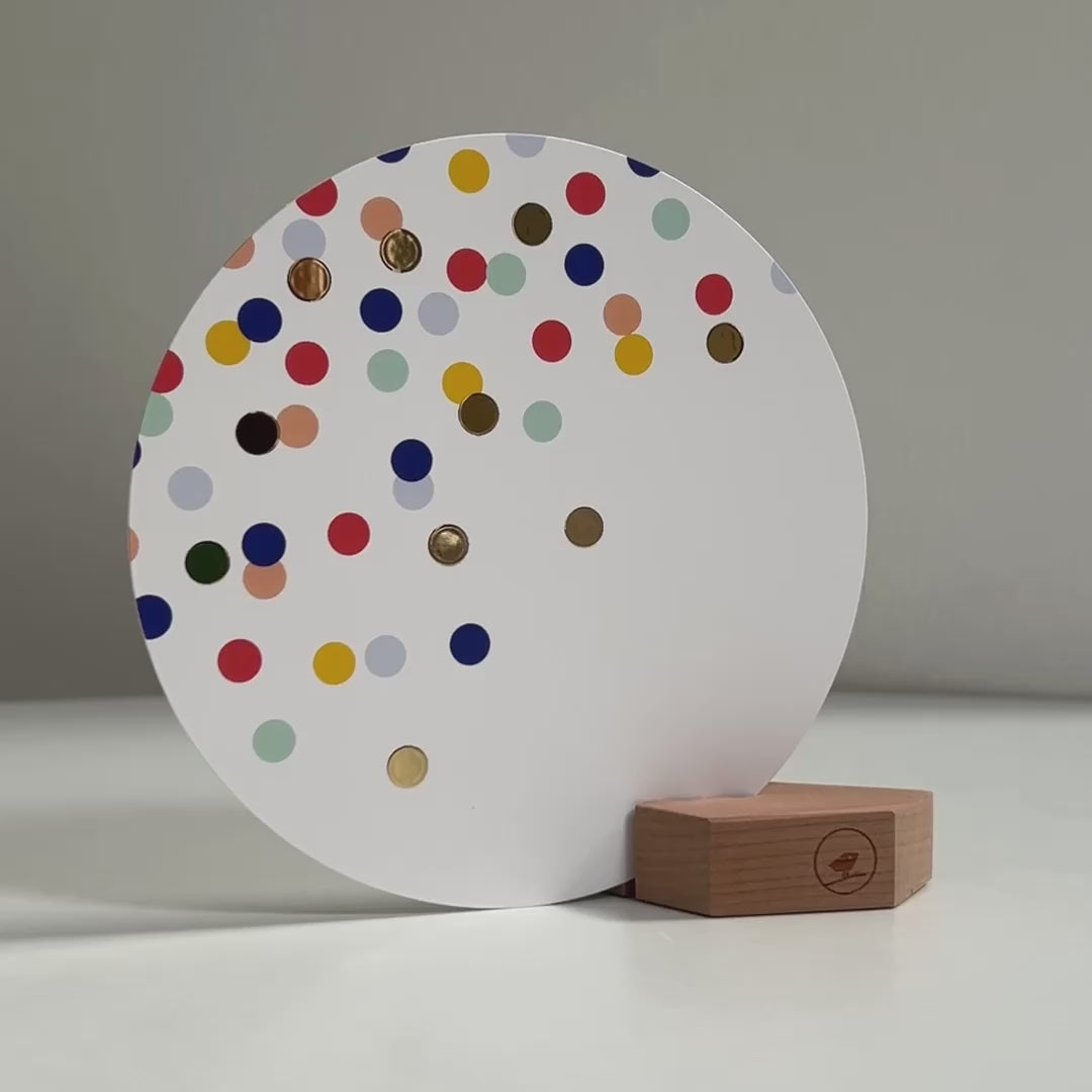 Feestelijke ronde verjaardag kaart in een houten kaarthouder met gekeurde en gouden confetti