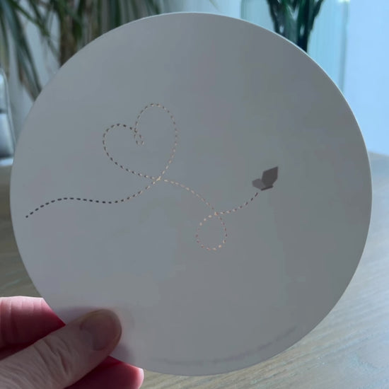 Witte ronde wenskaart met een vlindertje dat een gouden hartje fladdert | kaart met luxe envelop
