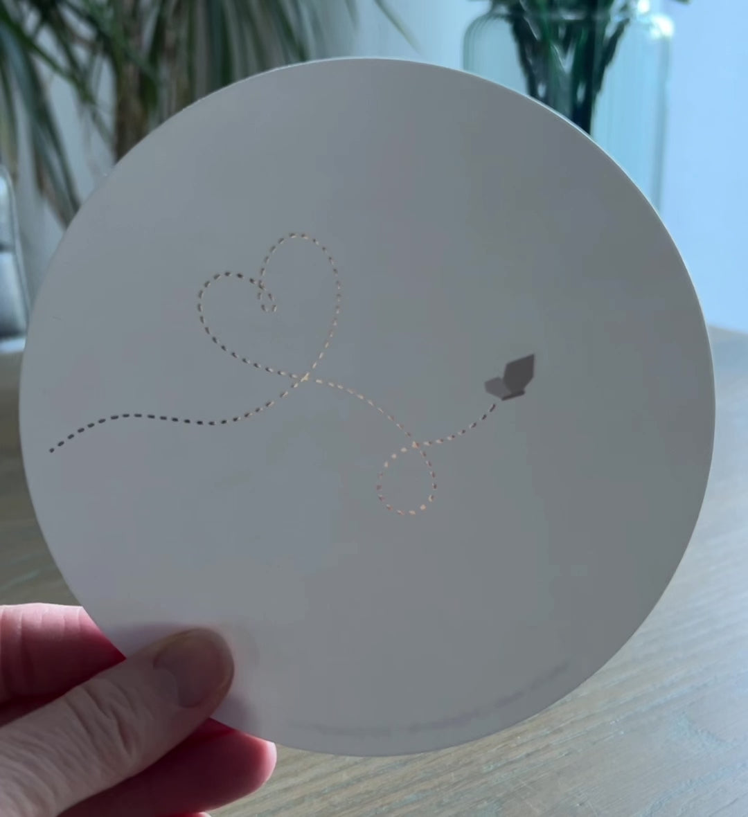 Witte ronde wenskaart met een vlindertje dat een gouden hartje fladdert | kaart met luxe envelop