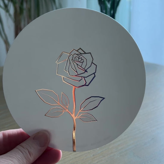 Witte ronde wenskaart met een stijlvolle gouden roos | kaart met luxe envelop