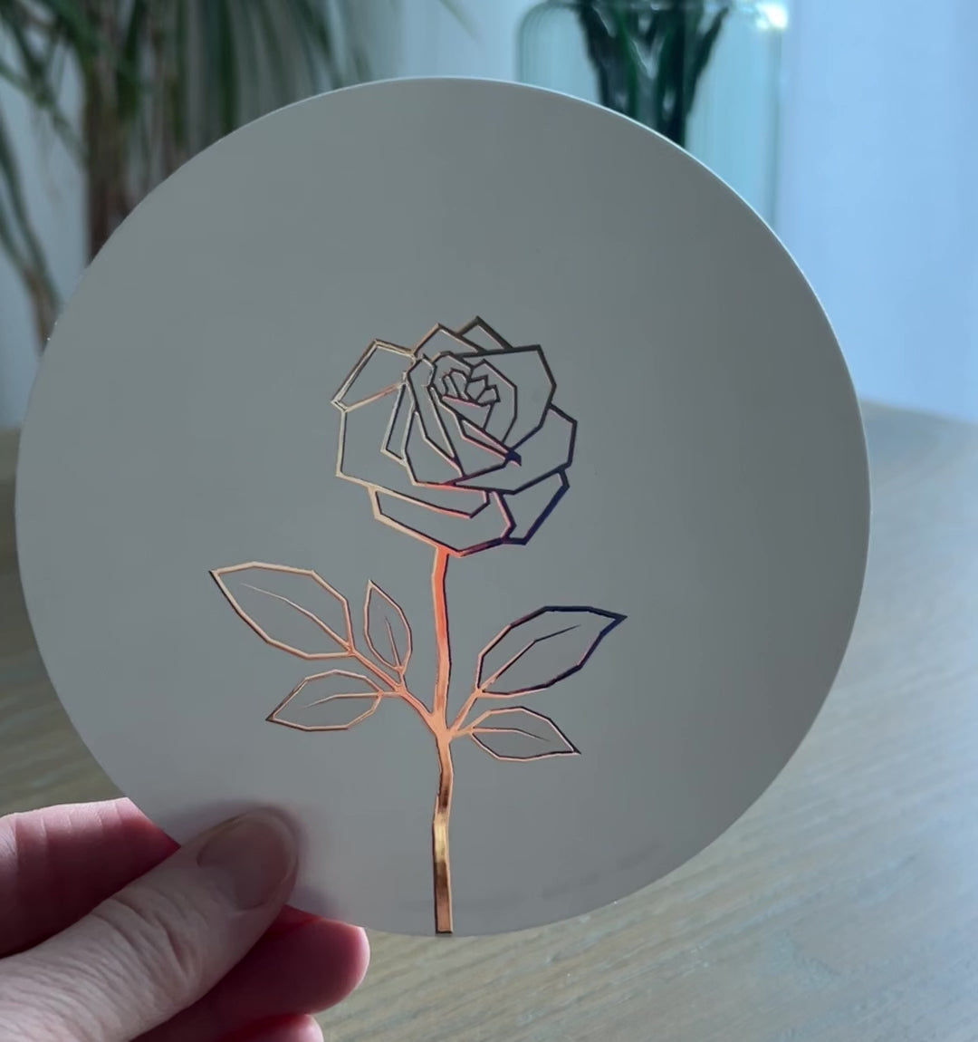 Witte ronde wenskaart met een stijlvolle gouden roos | kaart met luxe envelop