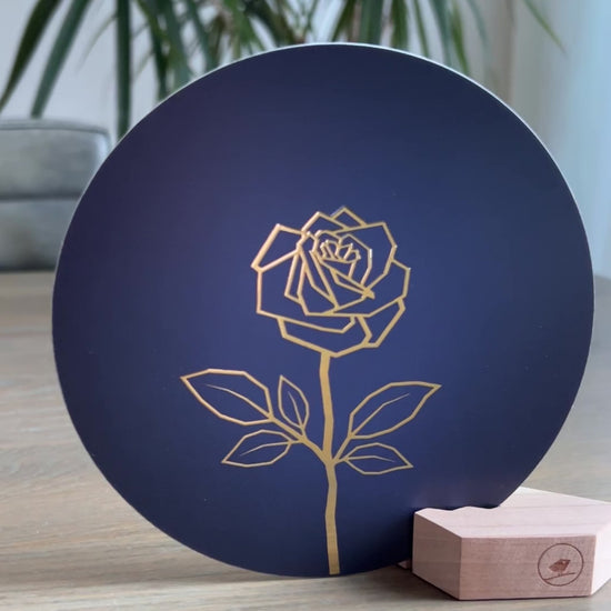 Donkerblauwe ronde wenskaart in een houten blokje met een gouden abstracte roos