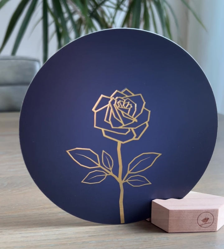 Donkerblauwe ronde wenskaart in een houten blokje met een gouden abstracte roos