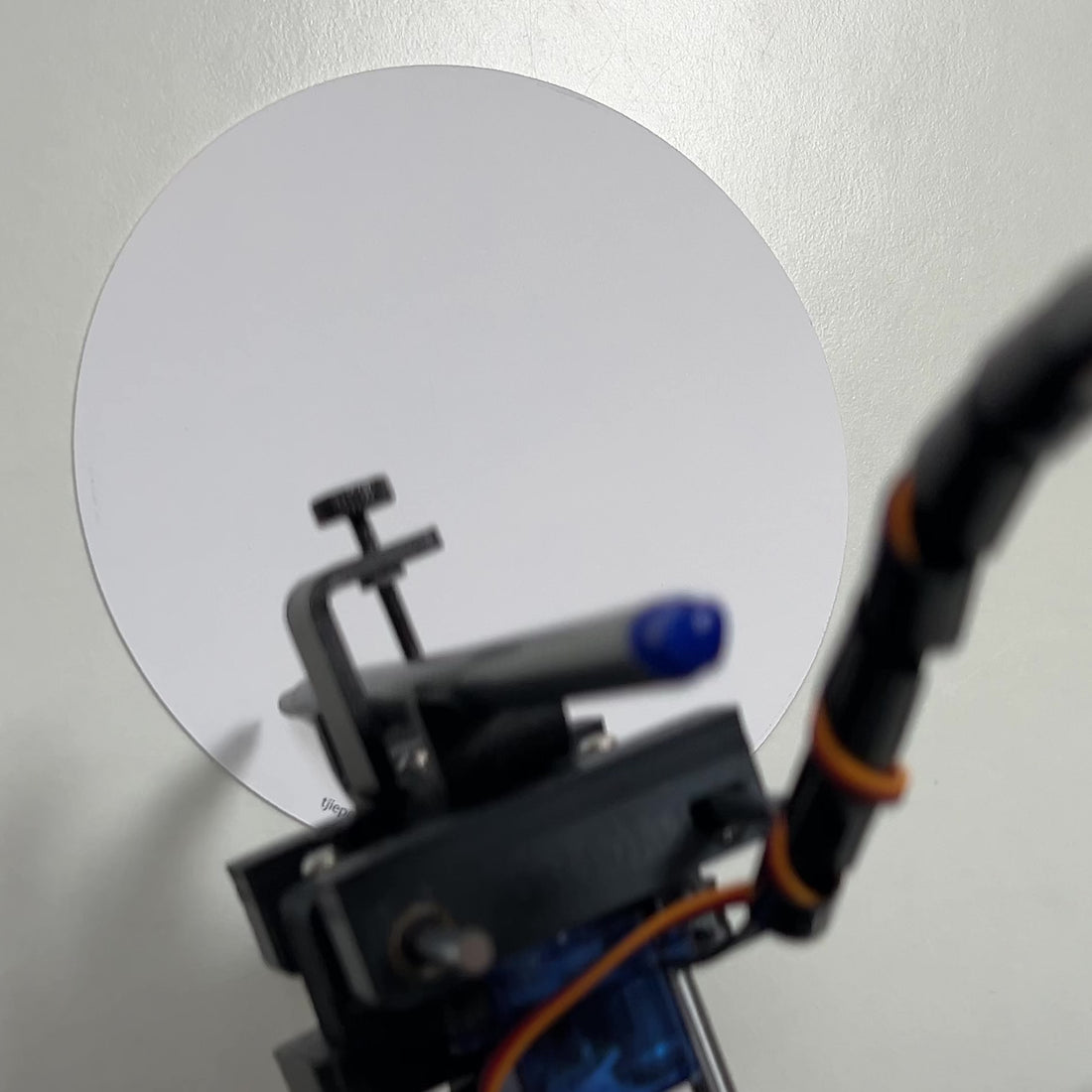 schrijfrobot niko schrijft met pen Hiep Hiep Hoera! op ronde wenskaart
