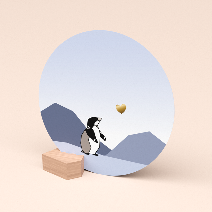 luxe ronde wenskaart kleine pinguin met goud in houten kaarthouder blokje