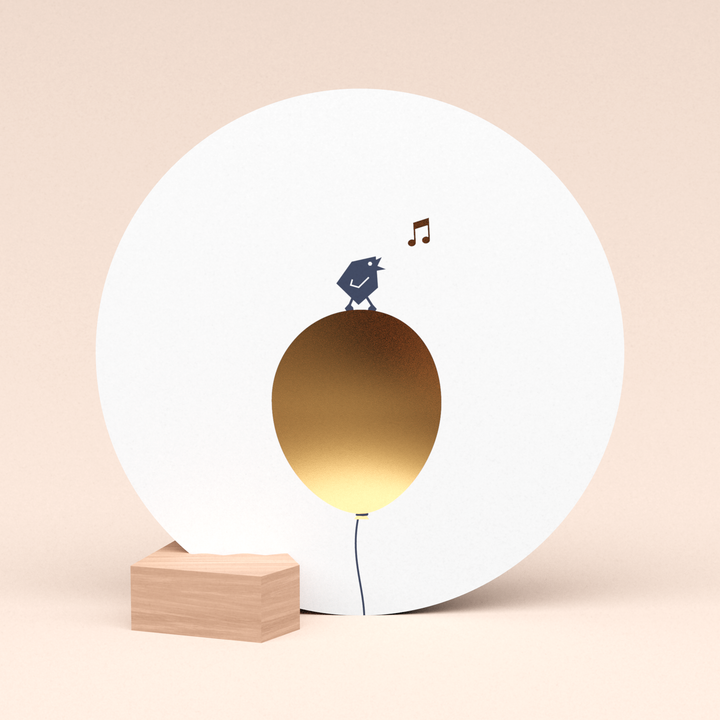 luxe ronde felicitatie kaart tjiep hoera met gouden ballon in houten kaarthouder blokje