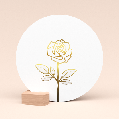luxe ronde witte kaart met gouden roos in houten kaarthouder blokje