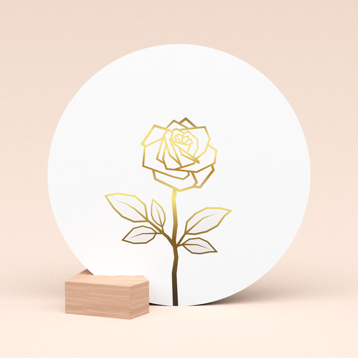 luxe ronde witte kaart met gouden roos in houten kaarthouder blokje