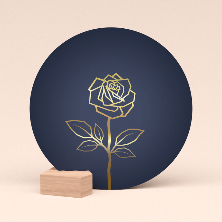 mooie ronde blauwe kaart met gouden roos in houten kaarthouder blokje
