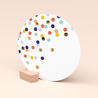 mooie ronde verjaardagskaart met gekleurde en gouden confetti in houten kaarthouder blokje