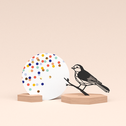 luxe cadeau woondecoratie met vogel | mus illustratie en ronde wenskaart confetti feest 