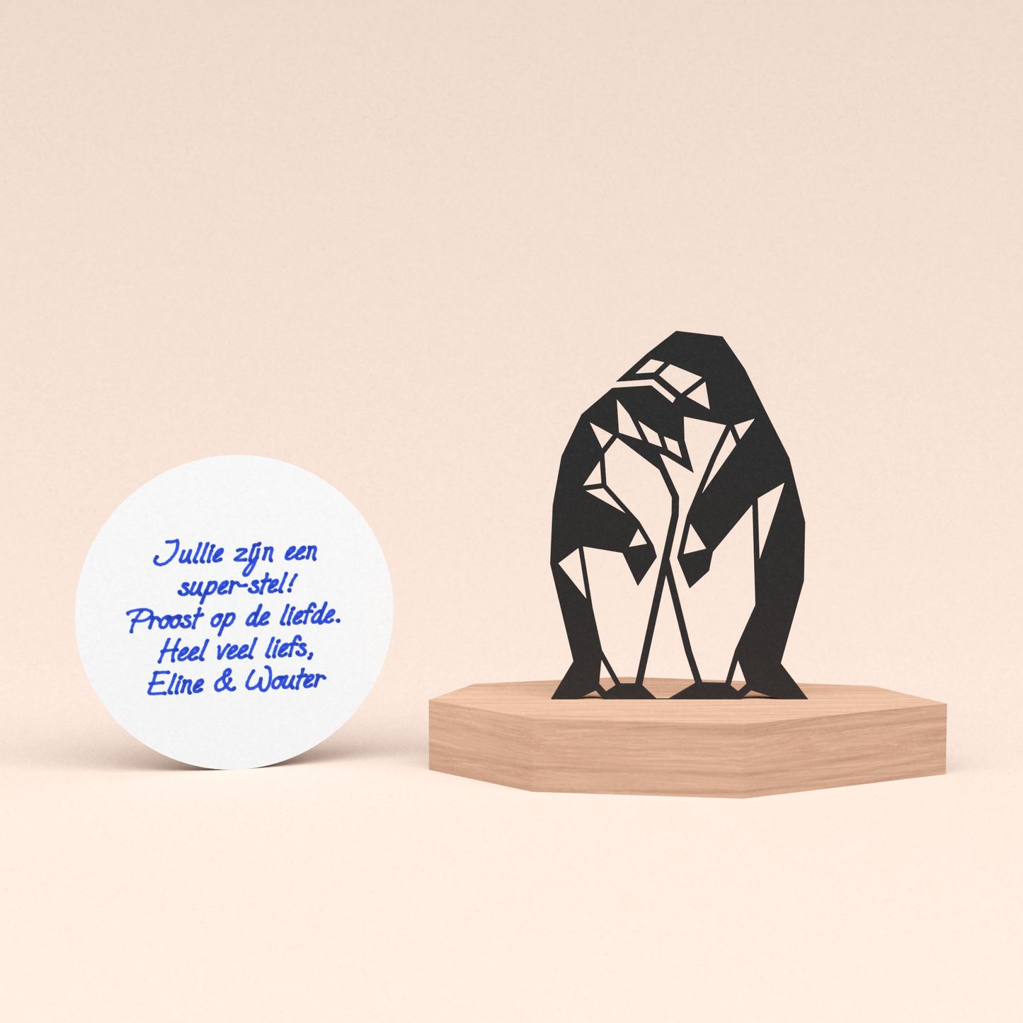 Huwelijkscadeau voor bruiloft - Twee pinguïns in houten standaard met lief klein rond handgeschreven kaartje