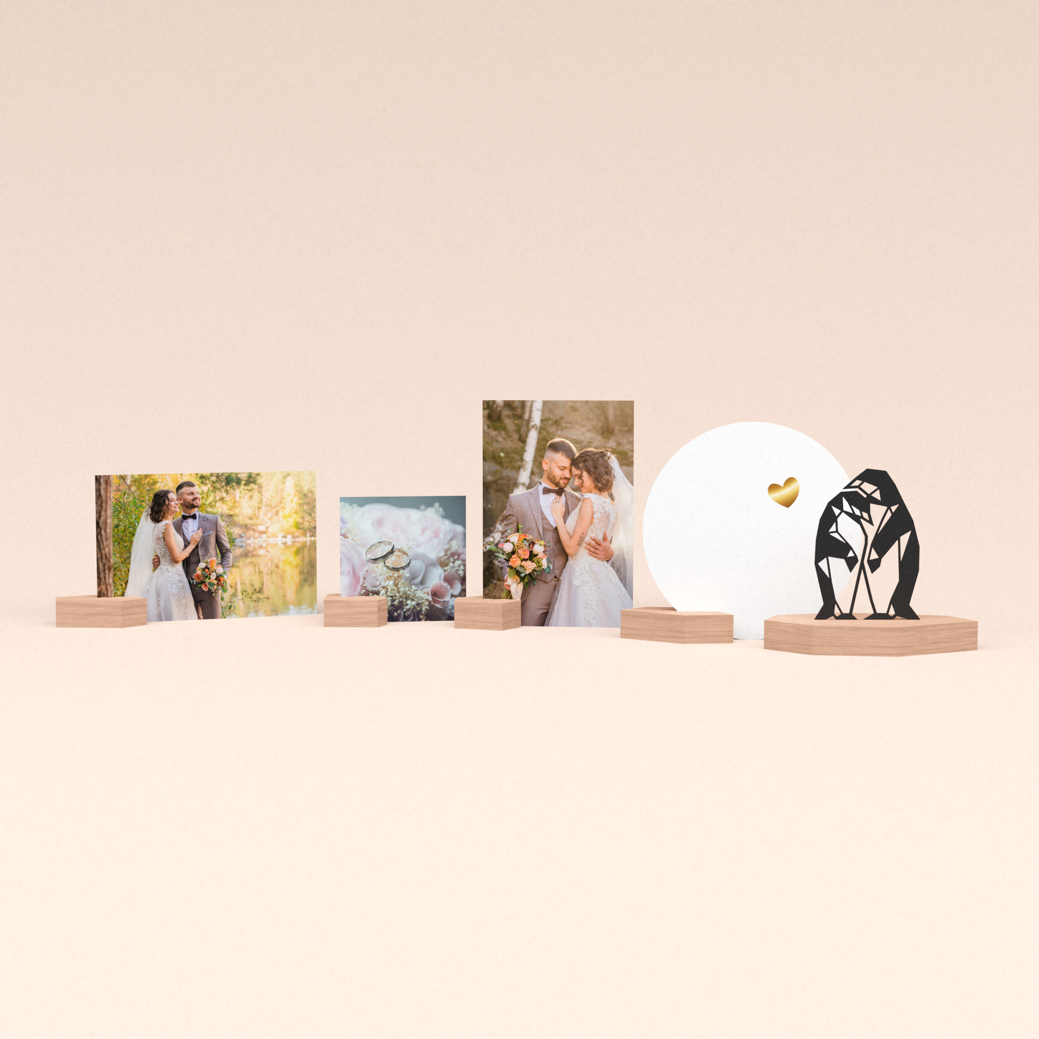 huwelijkscadeau met design illustratie van twee pinguins kaart met gouden hartje en houten fotoblokjes voor trouwfoto's