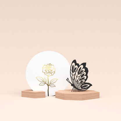 luxe cadeau wenskaarthouder met vlinder illustratie en ronde wenskaart roos wit