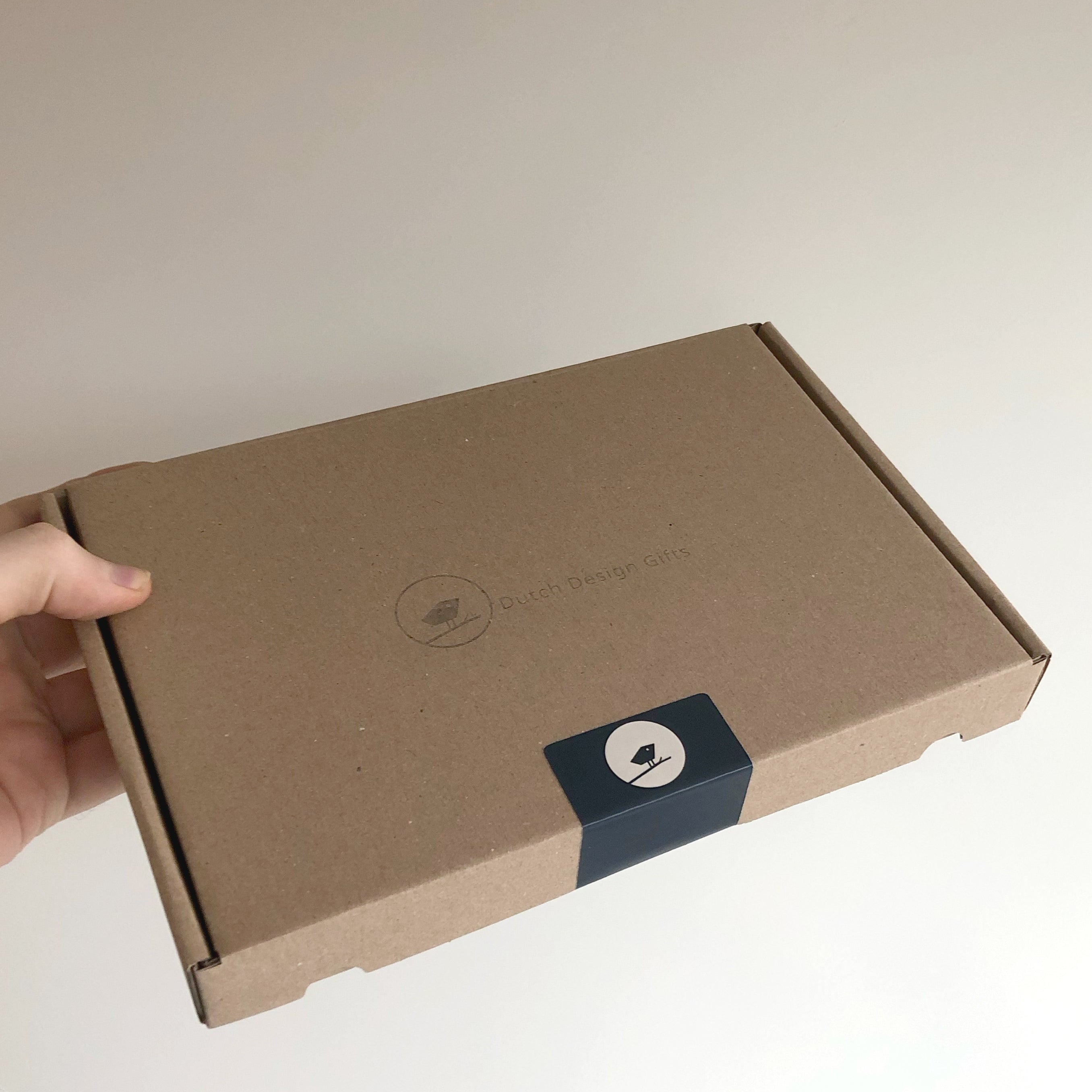 brievenbusdoosje met gegraveerd logo en sluitsticker van dutch design gifts
