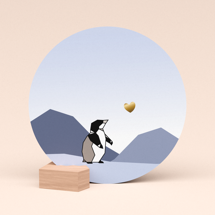 mooie ronde geboorte kaart met kleine pinguïn met gouden hartje in houten kaarthouder blokje