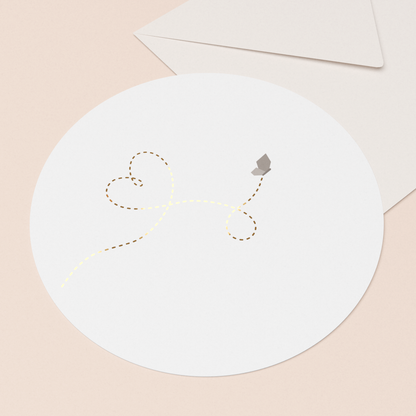 ronde ansichtkaart liefdevolle vlinder met goud in luxe envelop