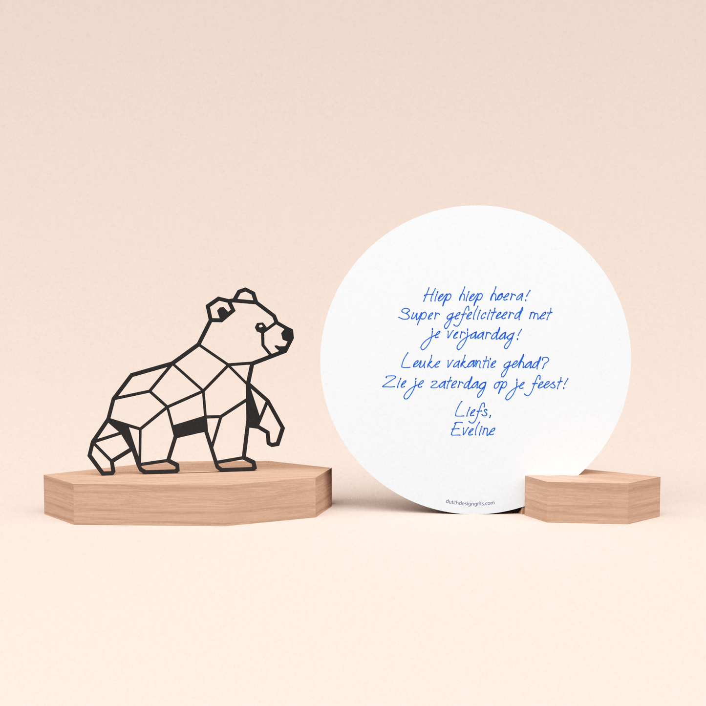 luxe cadeau wenskaarthouder met beer illustratie en ronde kaart met door schrijf-robot geschreven persoonlijke verjaardag boodschap