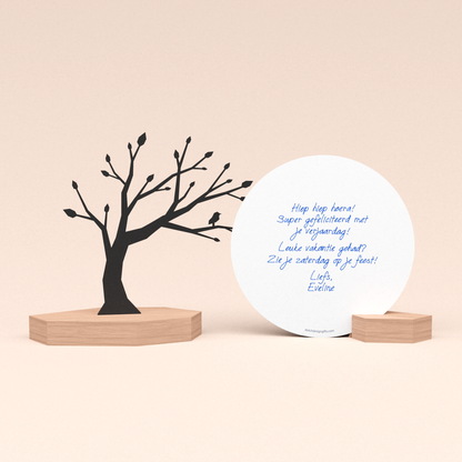 luxe cadeau kaartstandaard met boom illustratie en ronde wenskaart met geschreven persoonlijke verjaardag boodschap
