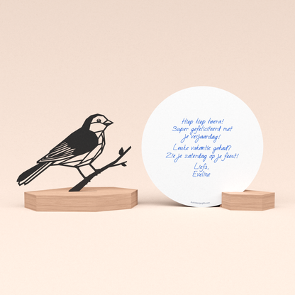 luxe cadeau wenskaarthouder met vogel / mus illustratie en ronde kaart met door pen-robot geschreven persoonlijke verjaardagsfelicitatie