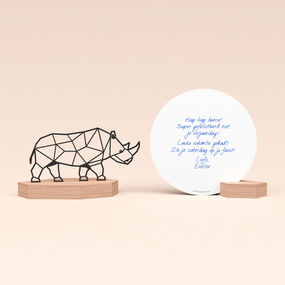 luxe cadeau wenskaarthouder met neushoorn illustratie en ronde kaart met door schrijfrobot geschreven persoonlijke verjaardagsfelicitatie