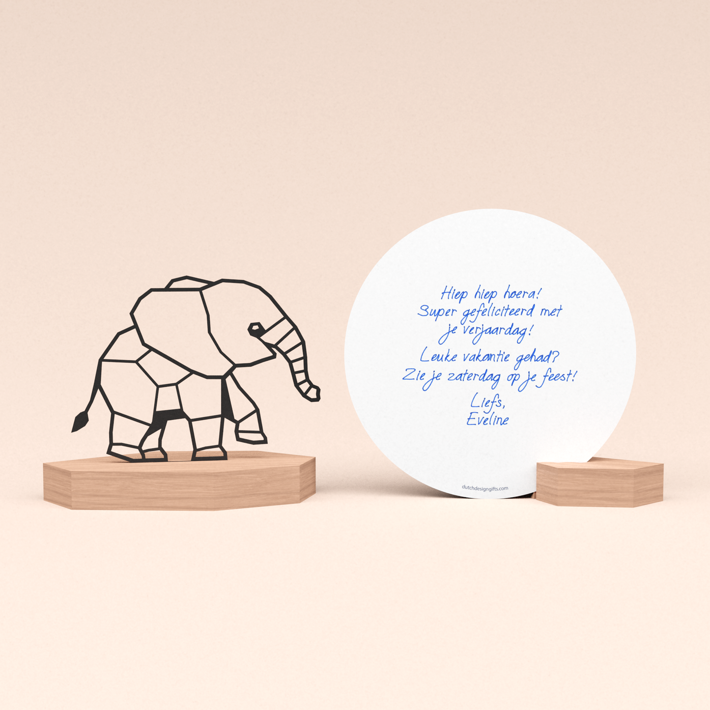 luxe cadeau kaarthouder met olifant illustratie en ronde wenskaart met door schrijf-robot geschreven persoonlijke verjaardag boodschap