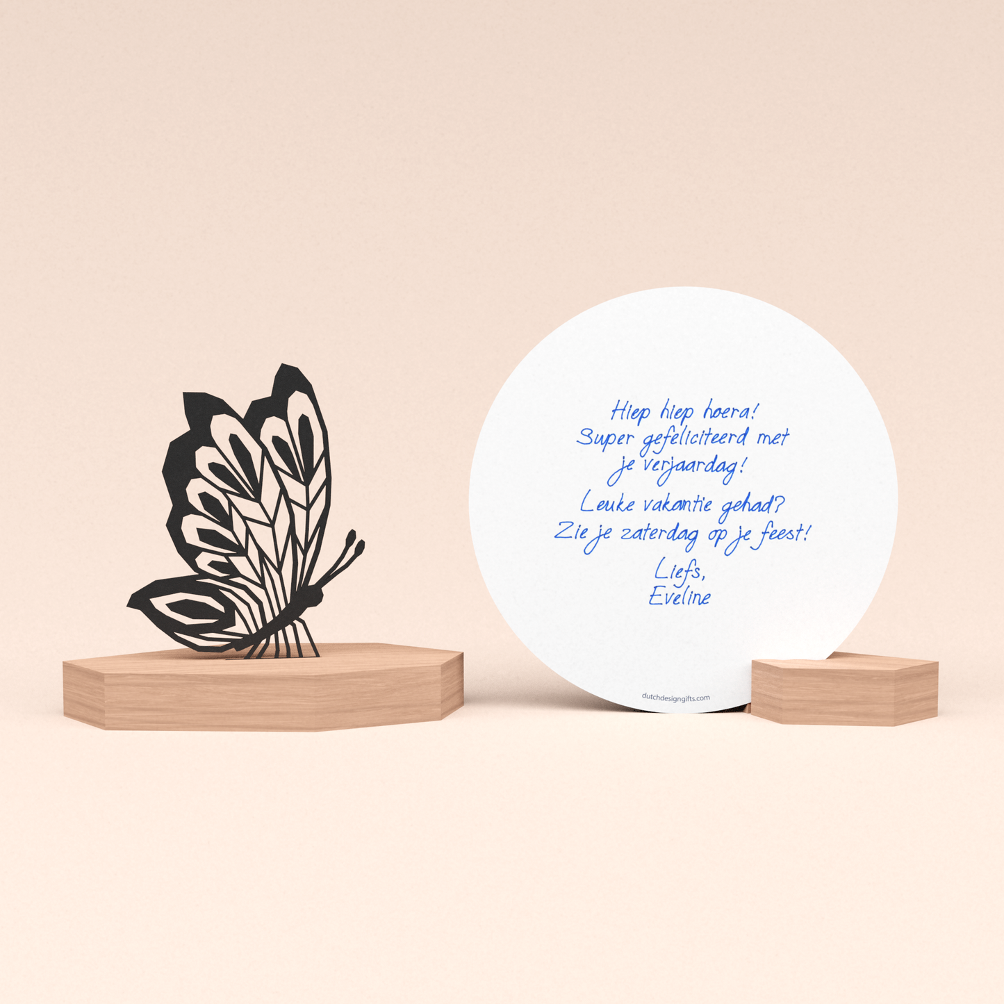 luxe verjaardagscadeau wenskaarthouder met vlinder illustratie en ronde kaart met door schrijf-robot geschreven persoonlijke felicitatie