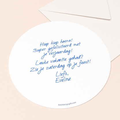 luxe ronde wenskaart met door schrijfrobot niko geschreven persoonlijke verjaardagsfelicitatie